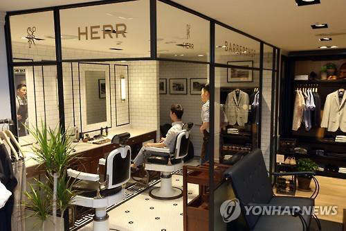 지난 6월 26일 롯데백화점 소공동 본점 5층 남성패션매장 '클럽모나코 맨즈샵'에 들어선 바버샵(이발소) '헤아'
